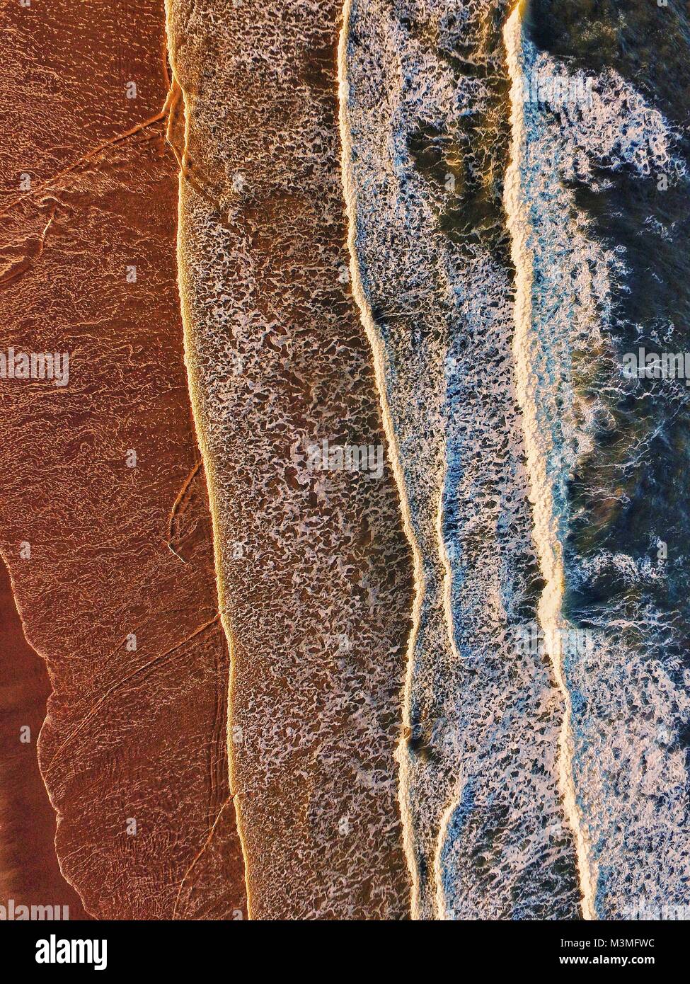 Wellen am Strand Stockfoto