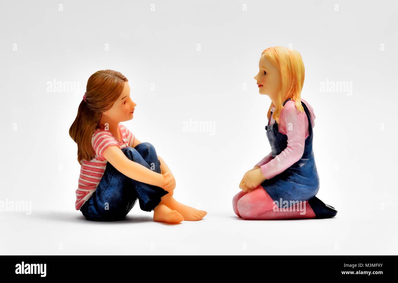 Zwei Miniatur Figur Mädchen einander zugewandt Stockfoto