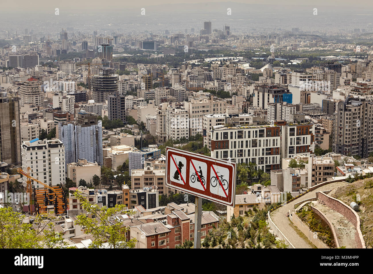 Teheran, Iran - 28. April 2017: Ein Verbotsschild für das Wandern von Hunden, und Reiten Fahrräder und Motorräder, auf einem Berg mit Blick auf ci Stockfoto