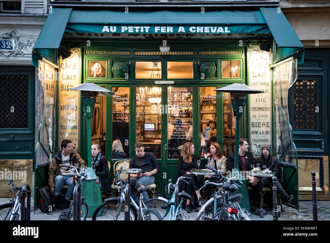 Blick auf vintage Pariser Bistro Au Petit Fer à Cheval Stockfoto