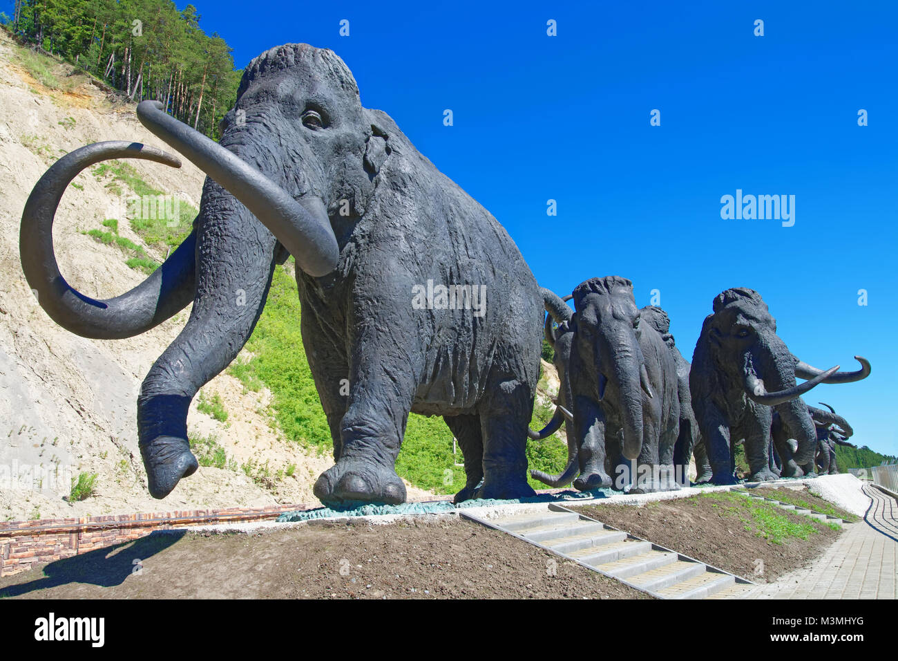 Editorial. Chanty-mansijsk, Yugra, Russland, 23. Juni 2008. Archeopark. Samarovo Stadt. Die skulpturalen Komposition Mammuts in Objezdnaya Straße Stockfoto