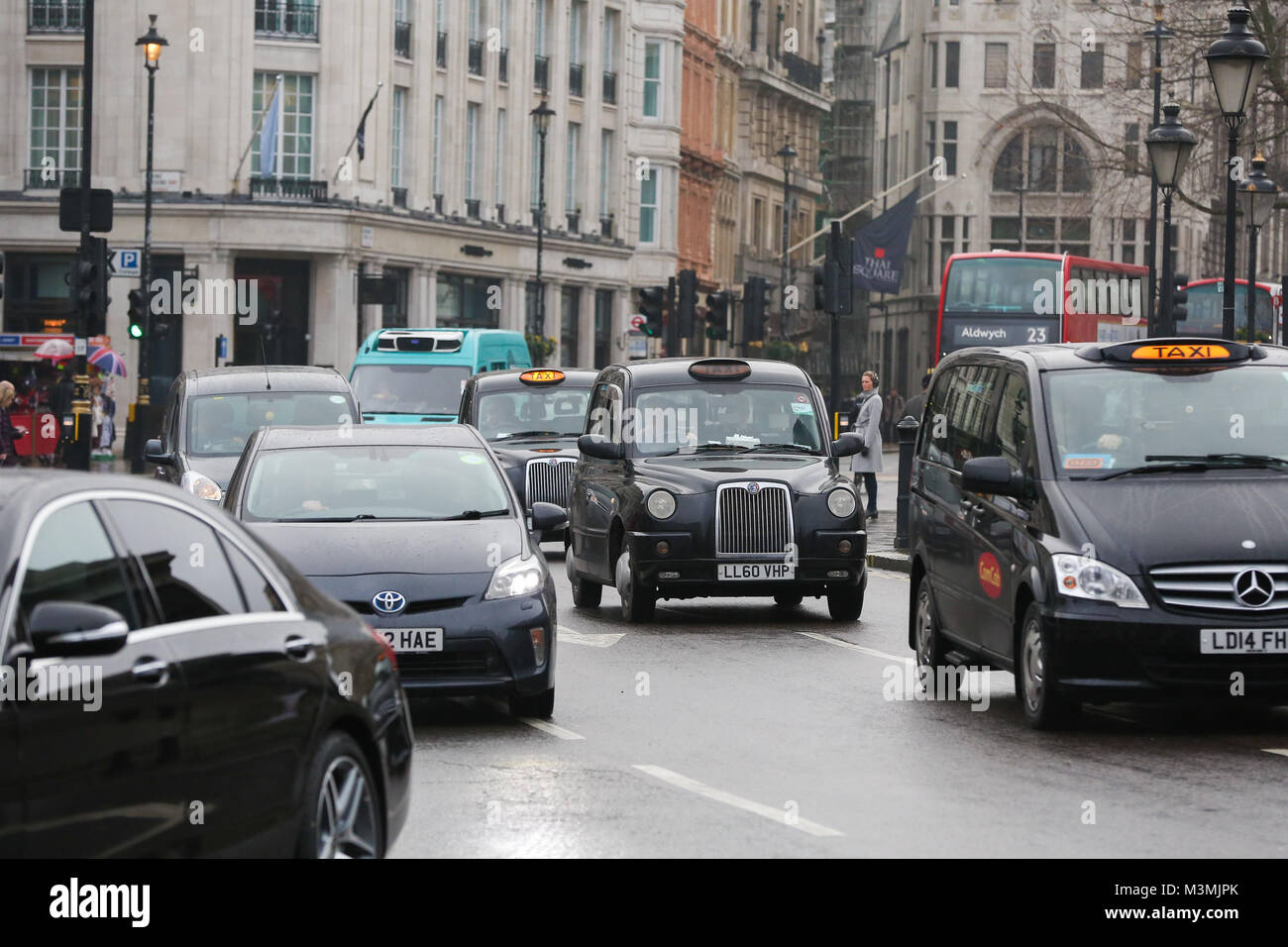 WC2N - Charing Cross ist eine der verschmutzten Postleitzahlen in London in den 12 Monaten bis September 2017 identifiziert. Dieser Bereich umfasst den Verkehr um den Trafalgar Square, die National Gallery, Bahnhof Charing Cross und Embankment Pier und einige Teile der West End Theatre District. Marylebone Road und dem Hyde Park Corner, sowohl in Central London, haben den am stärksten verschmutzten Postleitzahlen in Großbritannien, sagt eine neue Studie über die Luftqualität. Die Daten stammen aus einem Projekt der Konzentrationen von Stickstoffdioxid (NO2) im ganzen Land Mit: Atmosphäre, Wo: London, Vereinigtes Königreich, wenn: 11 Jan 2018 Credit: WENN.com Stockfoto