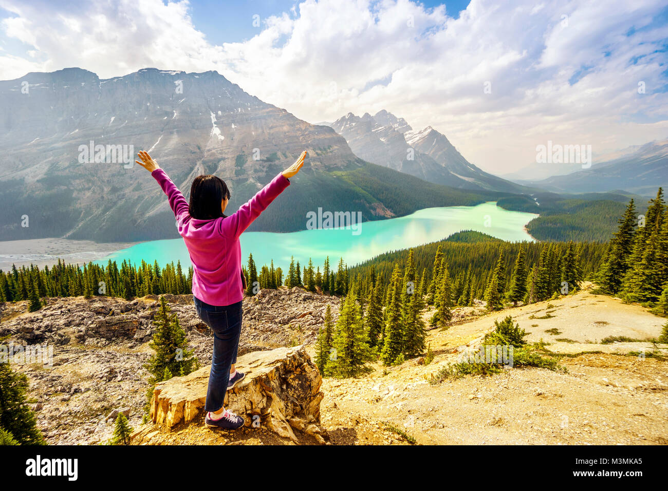 Gerne Touristen durch Peyto Lake in den Rocky Mountains, Jasper National Park, Alberta, Kanada Stockfoto