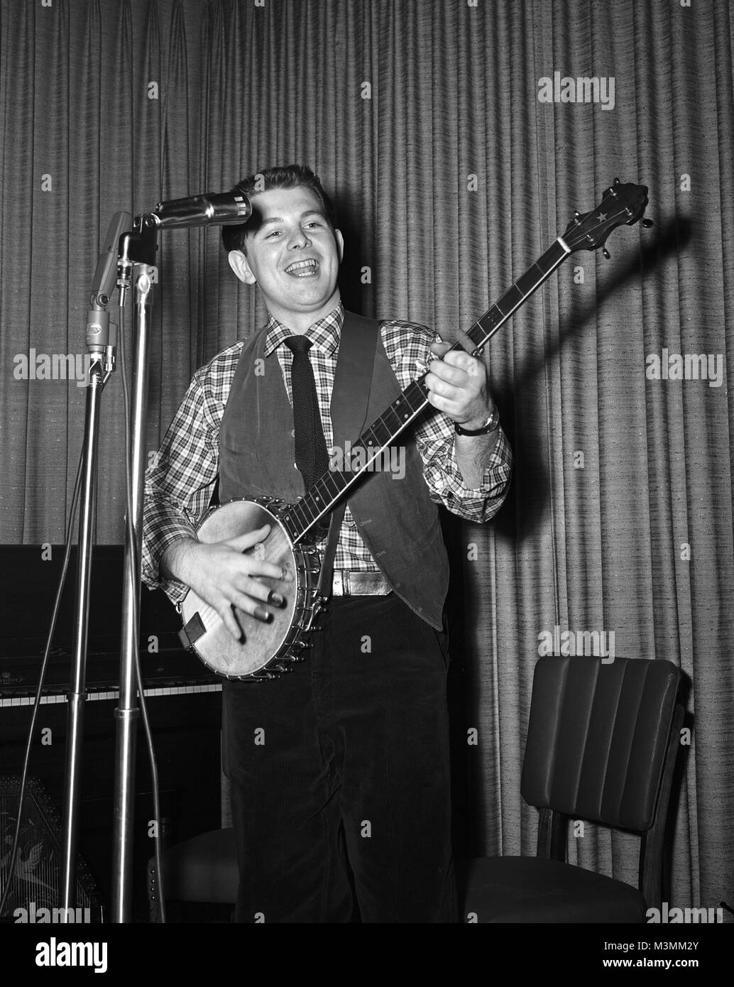 Folk Sänger Bob Gibson spielt ein 5-string Banjo in Chicago, IL. 5. Februar 1956. Original camera negative. Stockfoto