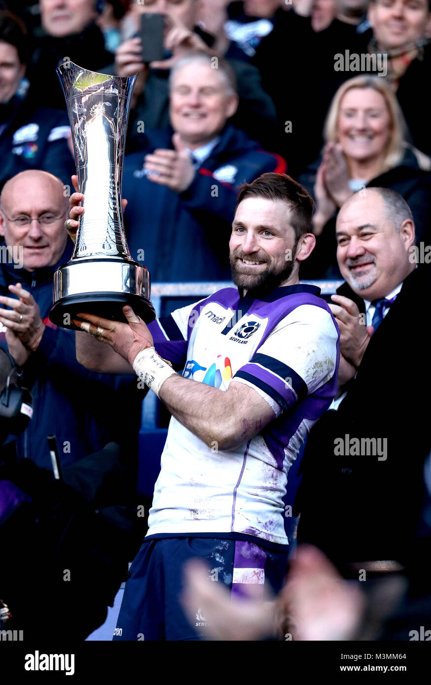 In Schottland John Barclay feiert mit der Auld Alliance Trophäe, nachdem der letzte während der NatWest 6 Nationen match bei BT Murrayfield, Edinburgh Pfeifen. Stockfoto