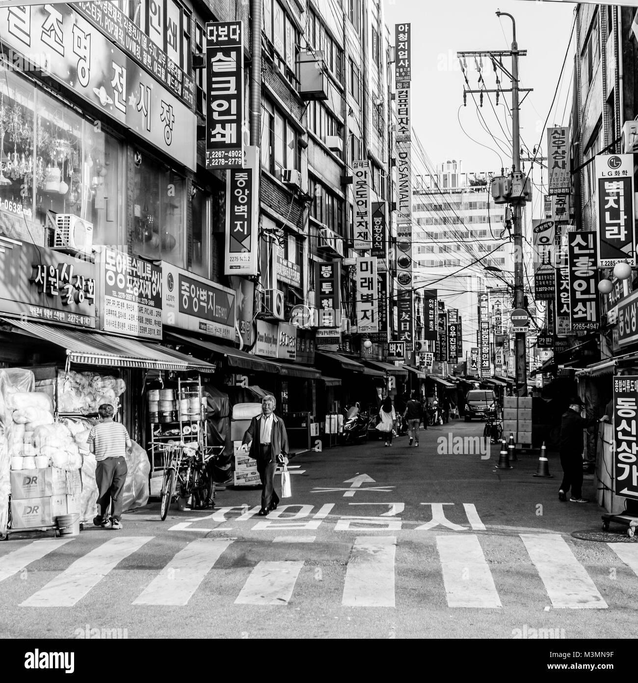 Seoul, Südkorea. Menschen gehen auf eine kleine Straße in der Nähe des Cheonggyecheon Strom in Seoul. Stockfoto