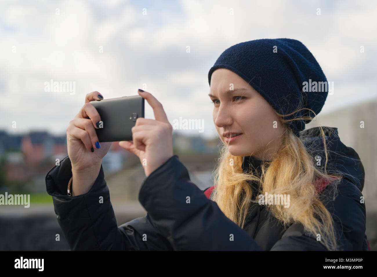 Jugendlich Mädchen Fotos mit Smartphone in der Stadt Stockfoto