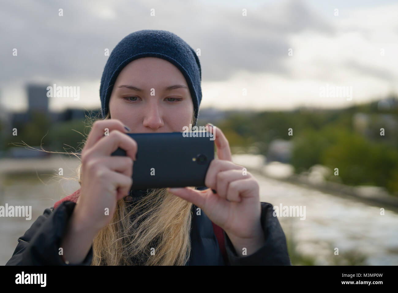 Jugendlich Mädchen Fotos mit Smartphone in der Stadt Stockfoto