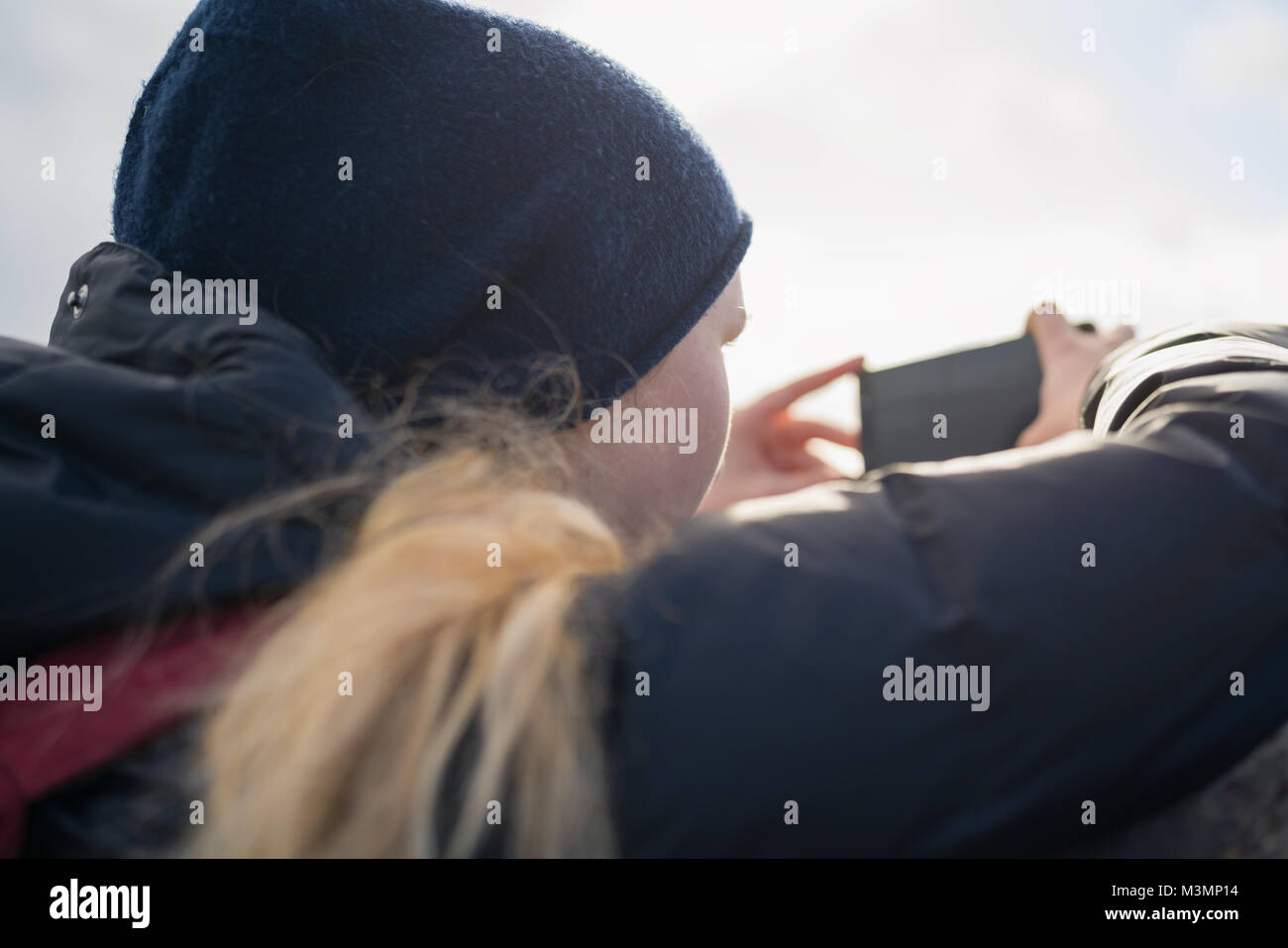 Jugendlich Mädchen Fotos mit Smartphone in der Stadt Stockfoto