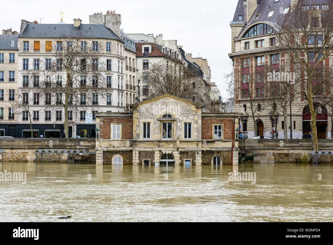Paris, Frankreich, 29. Januar 2018: Das Haus des Celestins, dem ehemaligen Haus der Binnenschifffahrt seeverkehr, wird zur Hälfte von den geschwollenen Seine eingetaucht Stockfoto