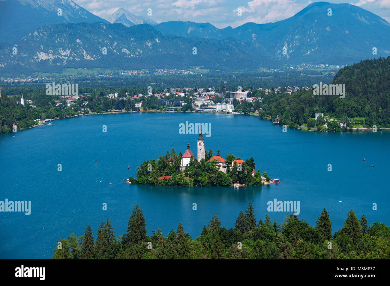 Luftbild des Bleder See, Alpen, Slowenien, Europa. Mountain Lake See. Insel mit Kirche in Bleder See. Sommer Landschaft. Schloss und die Berge in Bac Stockfoto
