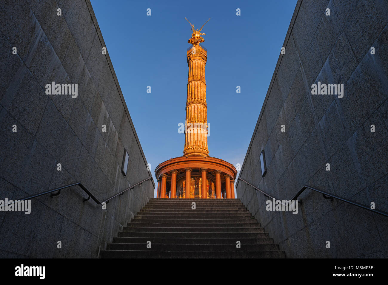 Siegessäule Goldelse, Berlin, Deutschland, Europa. Siegessaule Denkmal, Goldener Engel in Tiergarten. Siegessaeule, goldenen Lizzy. Beliebte Sehenswürdigkeiten Stockfoto