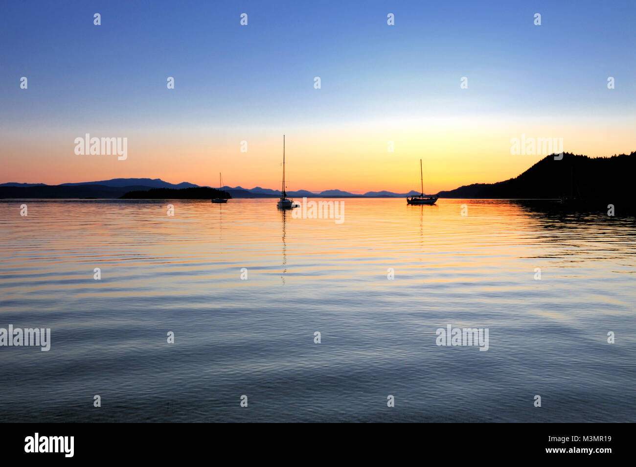 Segelboote bei Sonnenuntergang auf Galiano Island Anker, British Columbia. Stockfoto