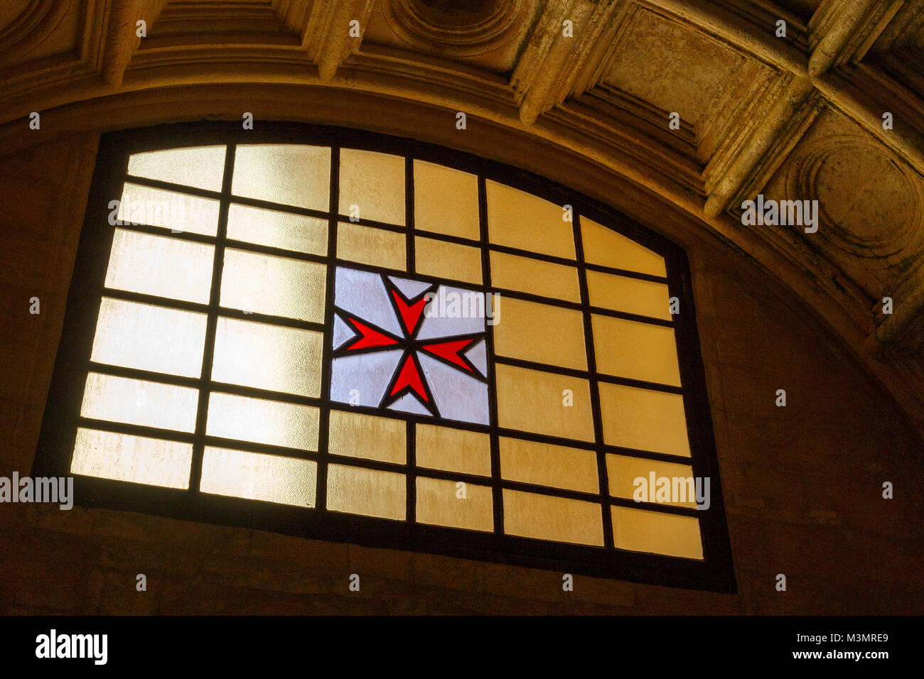 Licht durch Stain Glass Fenster ritterlichen Kapelle am Fort St. Elmo in Valletta, Malta. Stockfoto