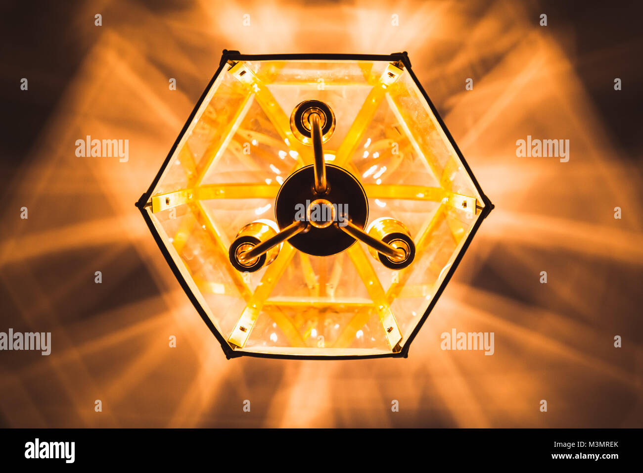 Klassische Kronleuchter hingen an der Decke schafft künstlerischen Schatten Ornament, Ansicht von unten Stockfoto