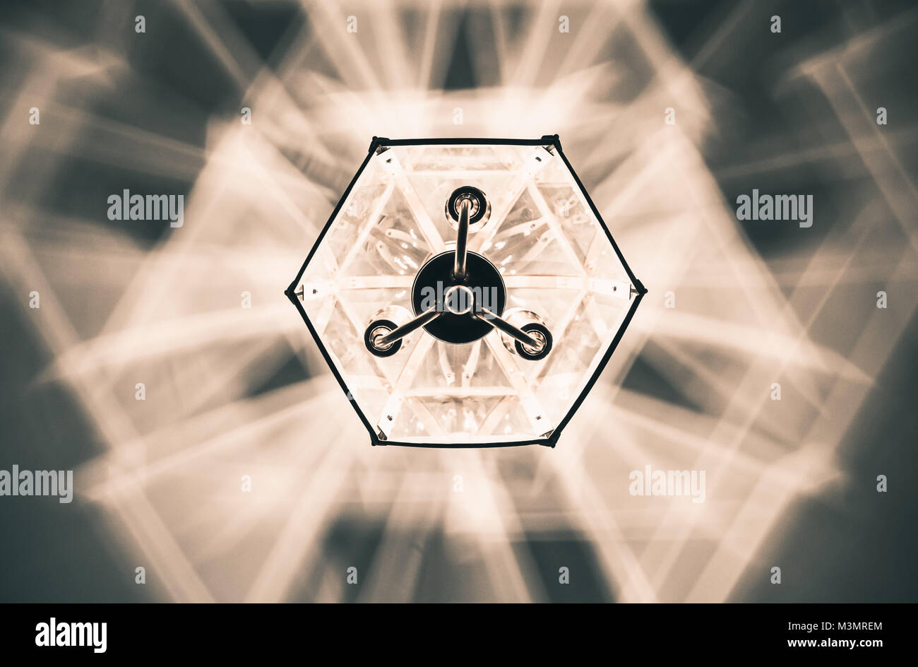 Alte Kronleuchter hingen an der Decke schafft künstlerischen Schatten Ornament, Ansicht von unten Stockfoto