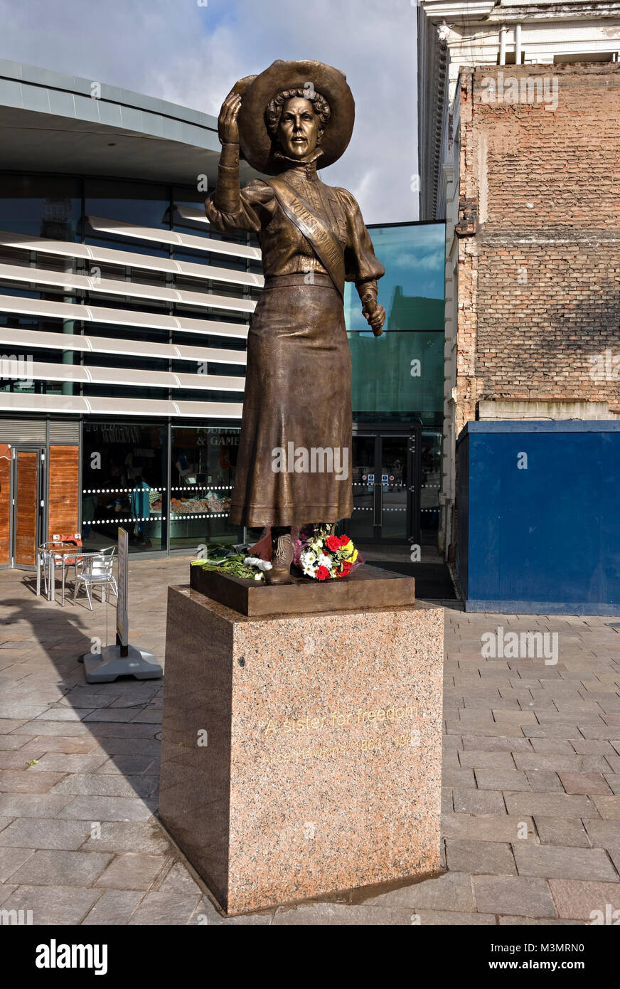 Neue Bronzestatue der berühmten Suffragette Alice Hawkins auf dem neuen Marktplatz (heute Green Dragon Square), Leicester, England, Großbritannien. Stockfoto