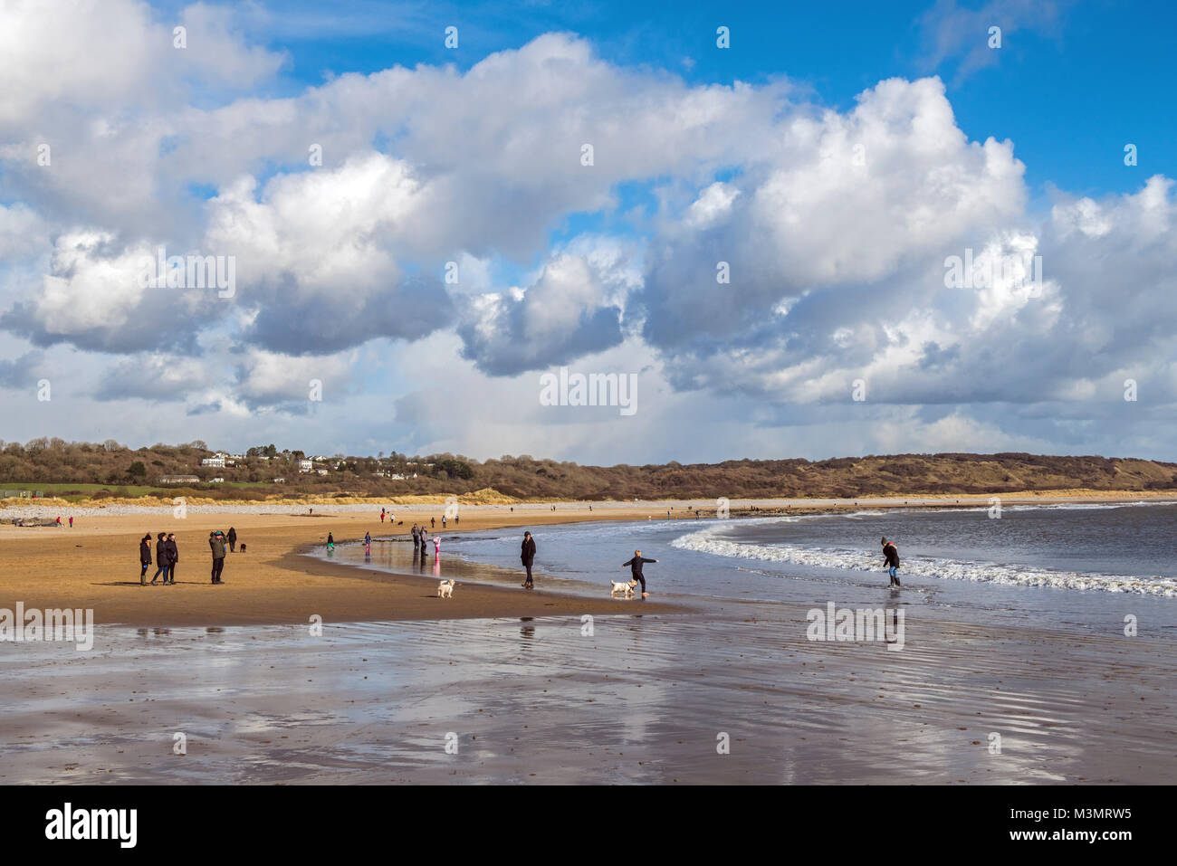 Newton Strand Porthcawl an einem sonnigen Wintertag mit Menschen bummeln am Strand Stockfoto