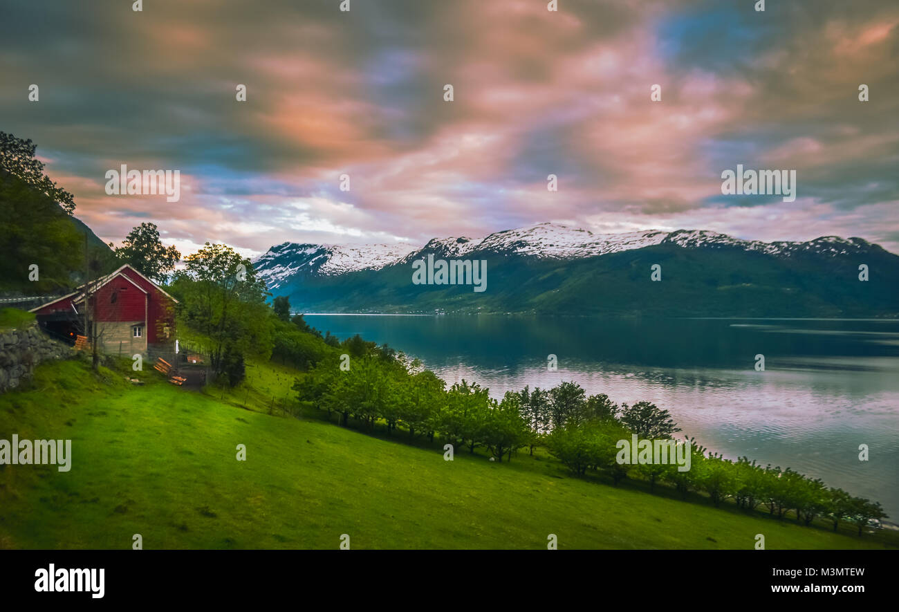Szenen aus dem Road Trip in Norwegen, erfasst die Sonne farben während der Fahrt von Bergen nach Odda im Sommer einstellen Stockfoto