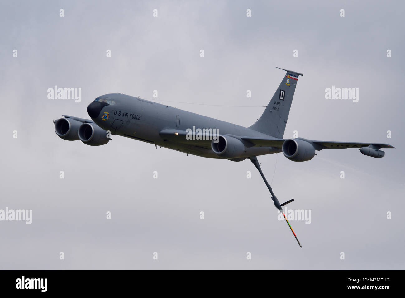 DAS Transportflugzeug DER US Air Force Boeing KC-135R Stratotanker-Tanker hat seinen Tankboom hinter sich. Mit Sitz bei RAF Mildenhall, Suffolk, Großbritannien Stockfoto