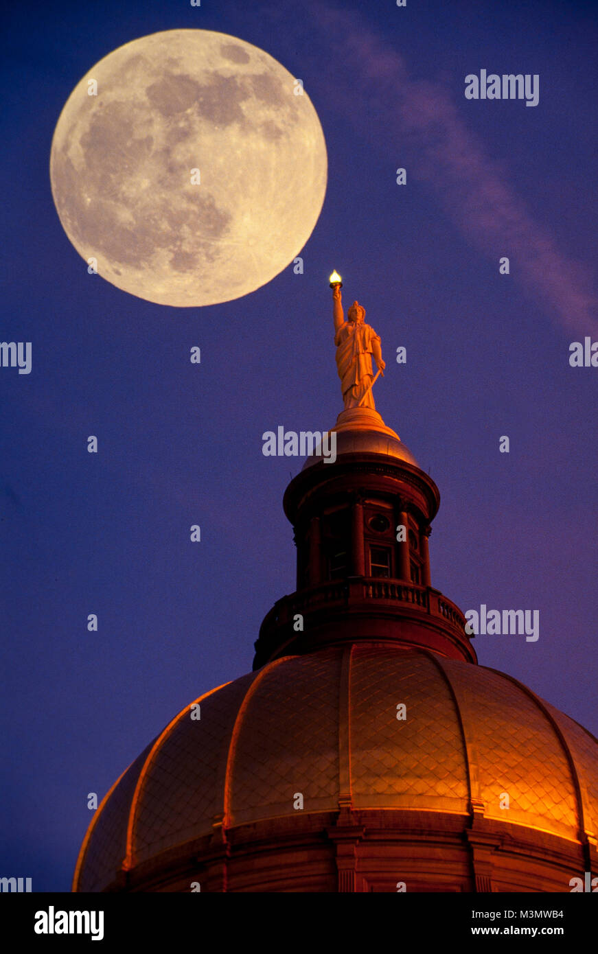 Vollmond über die Blattgold Kuppel der Georgia State Capitol Building in Atlanta, Georgia Stockfoto