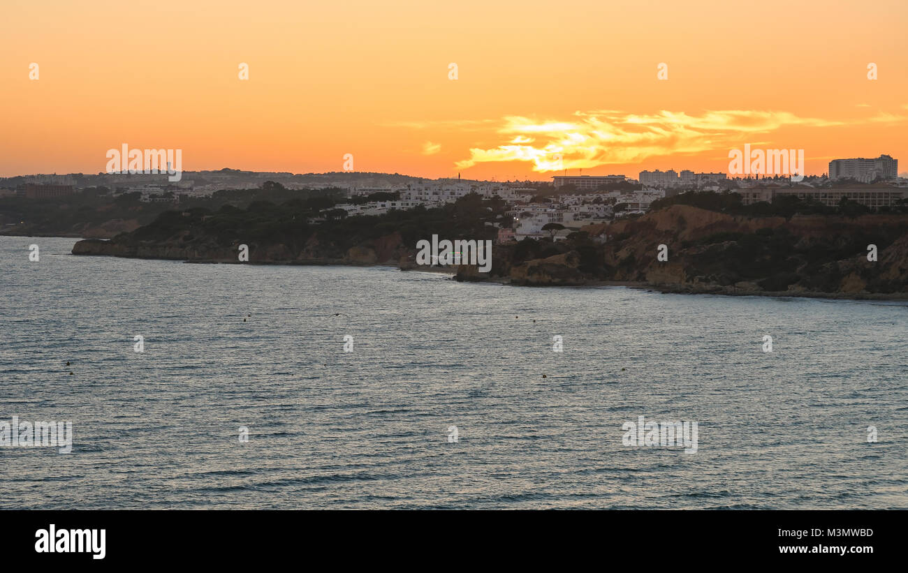 Atlantikküste in der Region Algarve in Portugal in der Dämmerung Stockfoto