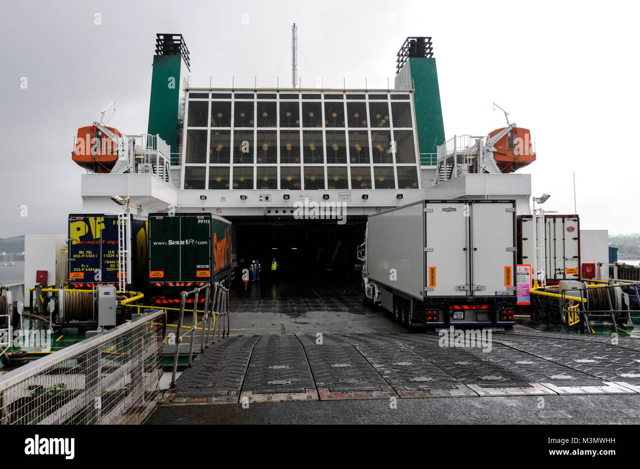 Verladung von Lastkraftwagen auf eine irische Fähre in Pembroke Docks in Wales nach Rosslare in Südirland Stockfoto
