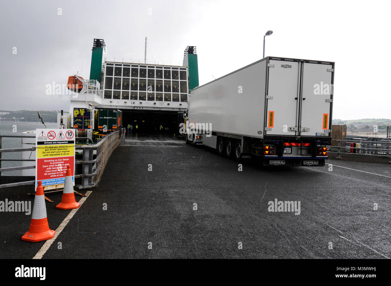 Laden der Fahrzeuge auf den irischen Fähre am Pembroke in Wales für Rosslare im südlichen Irland Stockfoto