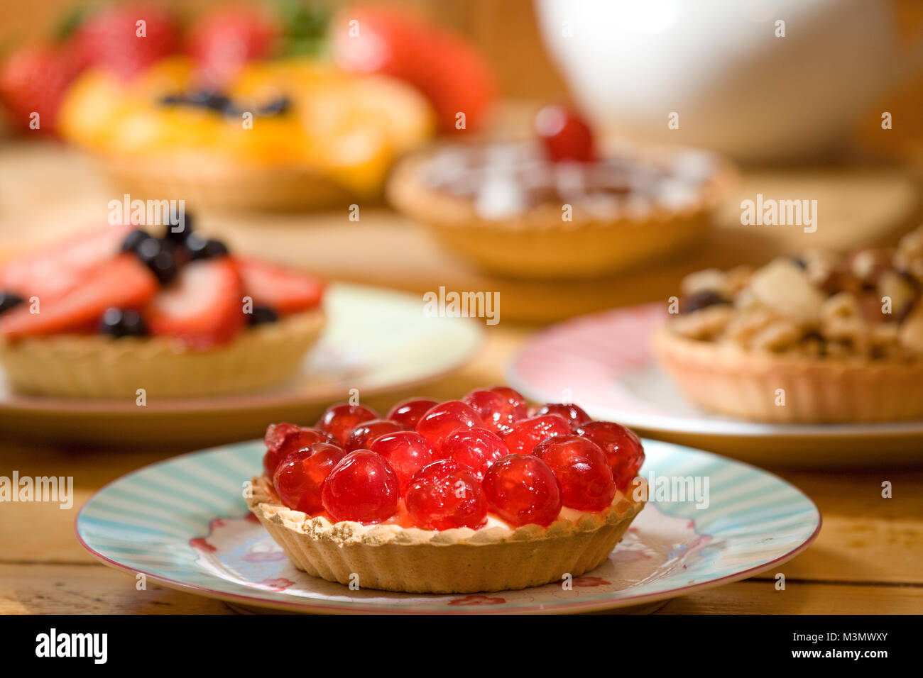 Eine Auswahl von Obstkuchen mit einem Cherry tart im Vordergrund. Stockfoto