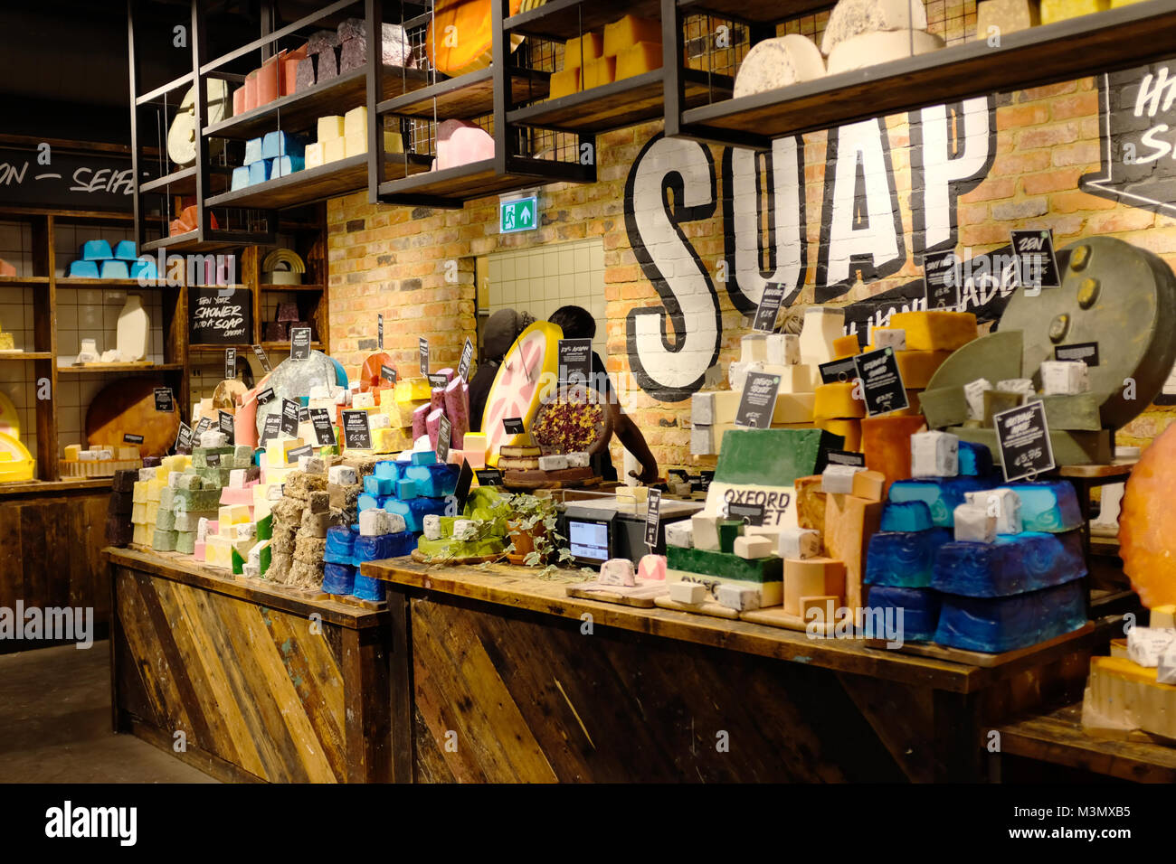 Üppige handgemachte Seife Store auf der Oxford Street, London, England, Großbritannien Stockfoto