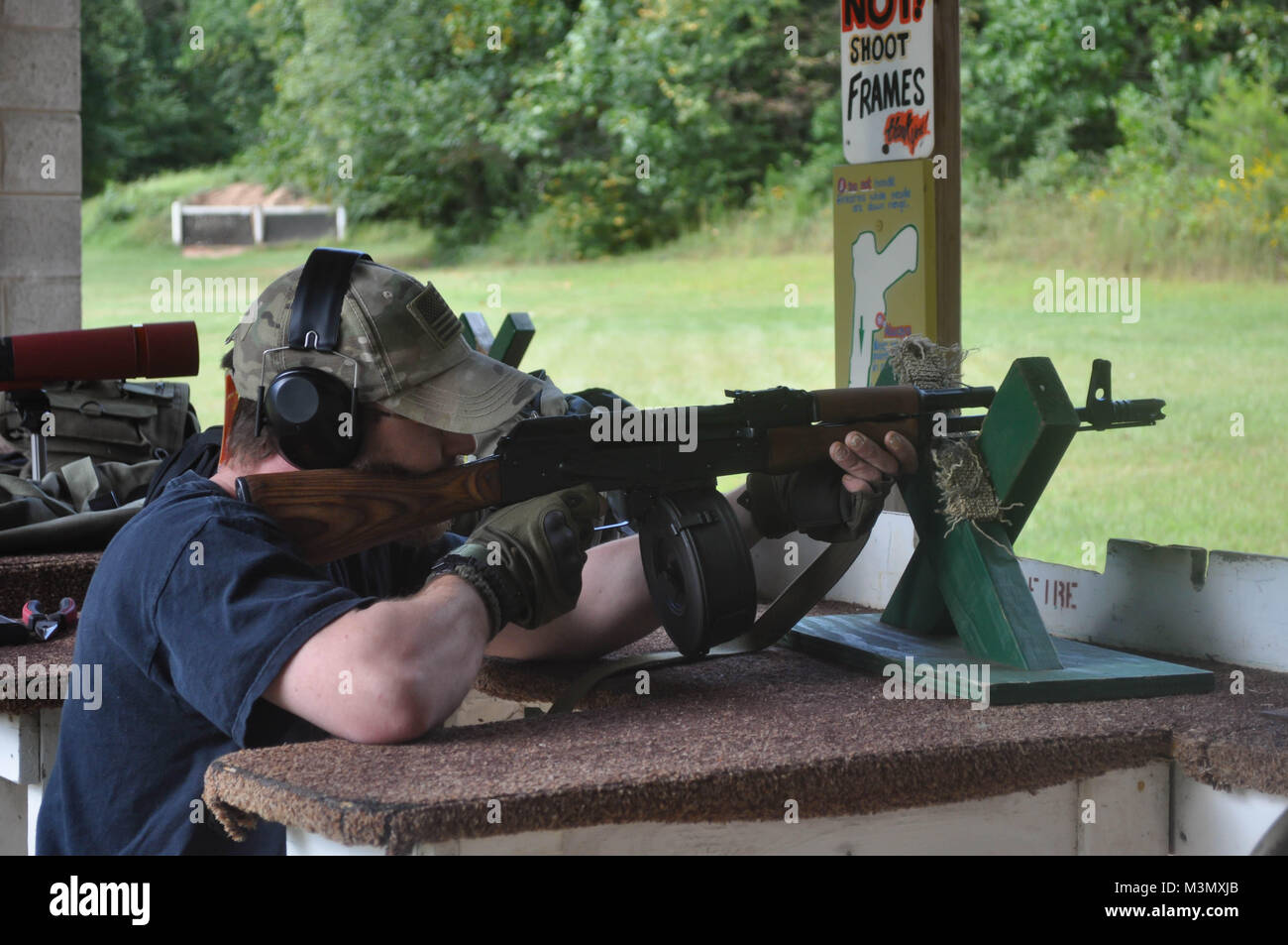 Mann eine AK47 Assault Rifle Gewehr schießen auf einen Schießstand Stockfoto