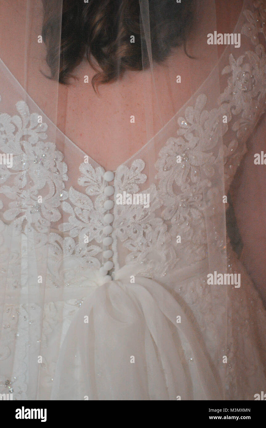 Rückansicht einer Braut in ihrem Brautkleid Stockfoto