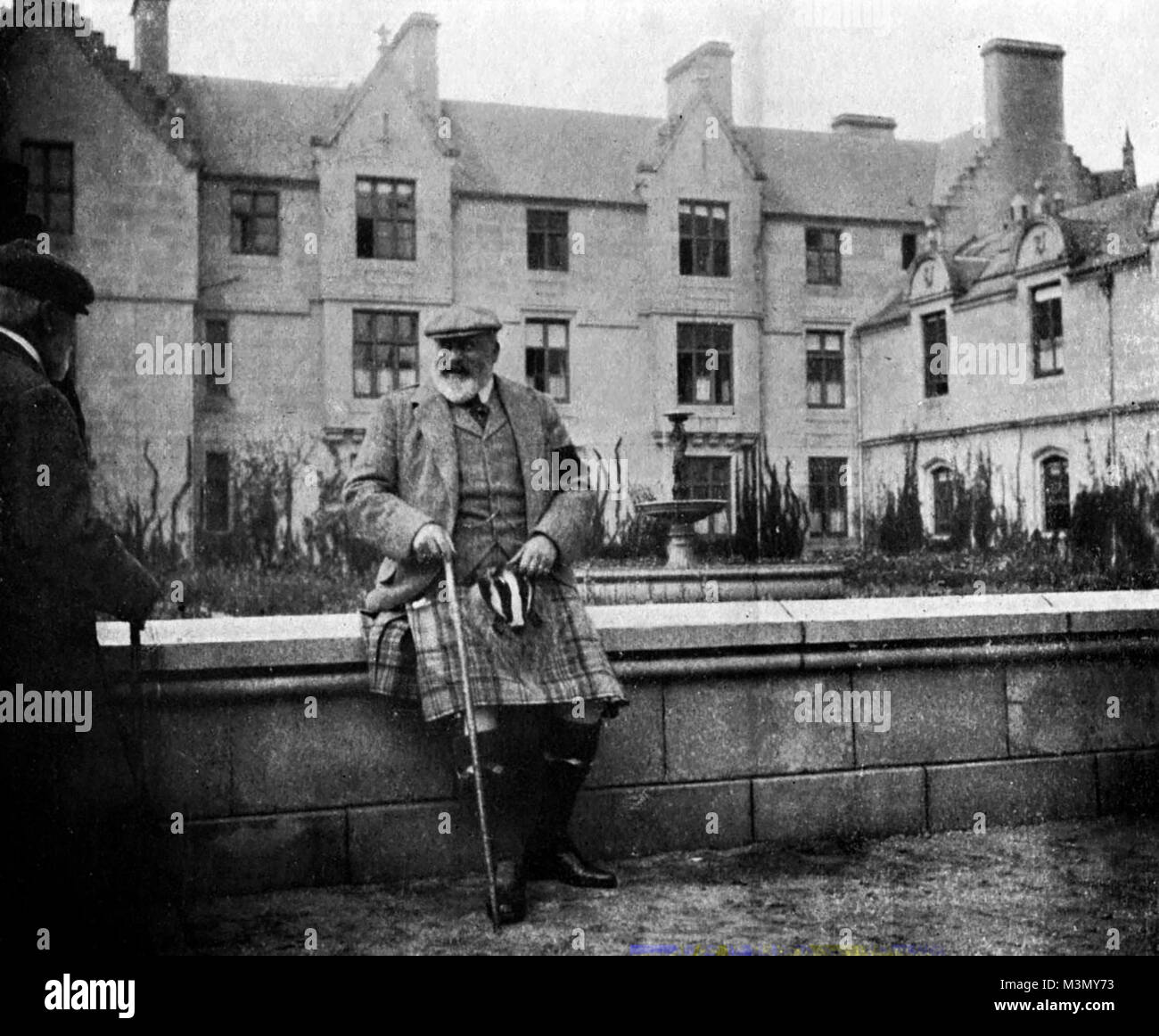 Foto von Edward VII. bei Balmoral, Schottland, getragen von seiner Frau Königin Alexandra Stockfoto