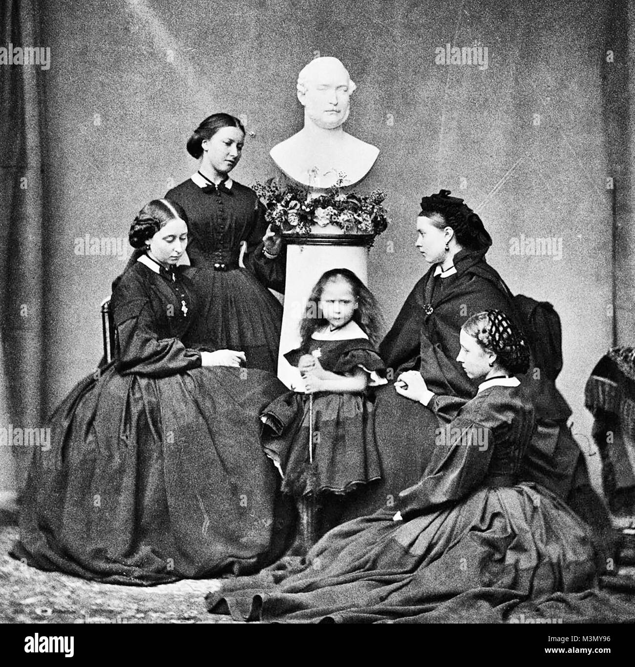 Fünf Victoria's Töchter (Alice, Helena, Beatrice, Victoria und Louise) Trauer den Tod ihres Vater, Prinz Albert. 1862 Stockfoto