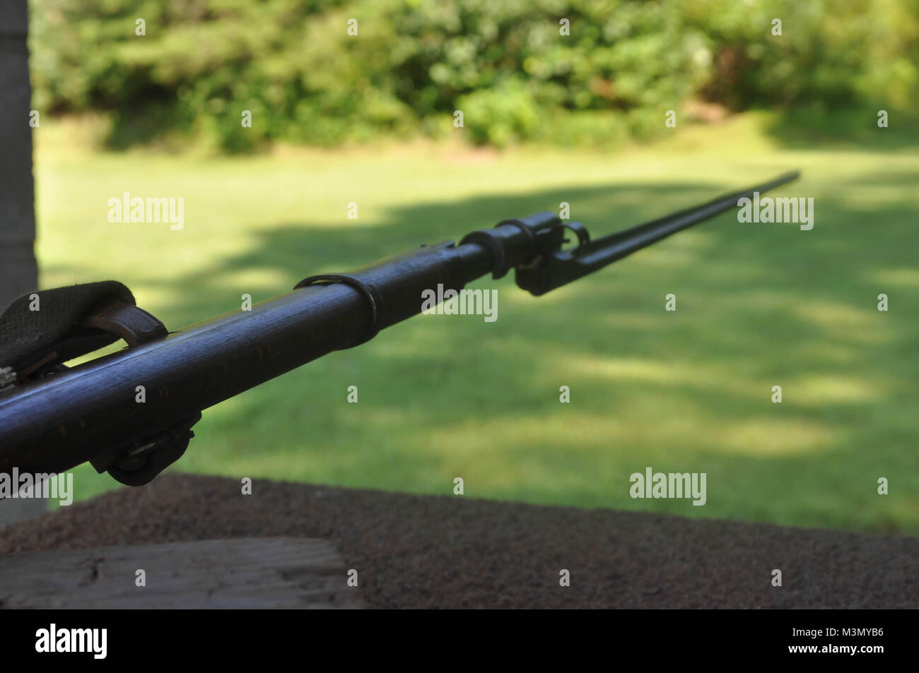 Mit dem Ziel, ein Mosin Nagant Gewehr Gewehr mit Bajonett befestigt Stockfoto