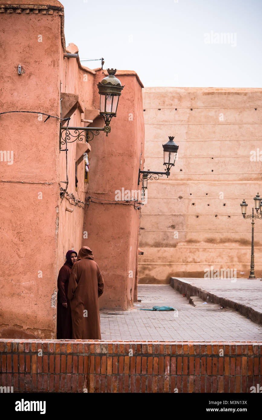 Marrakesch, Marokko - Januar 2018: Menschen in traditionellen muslimischen Kleidung sprechen auf stret in Marokko. Stockfoto