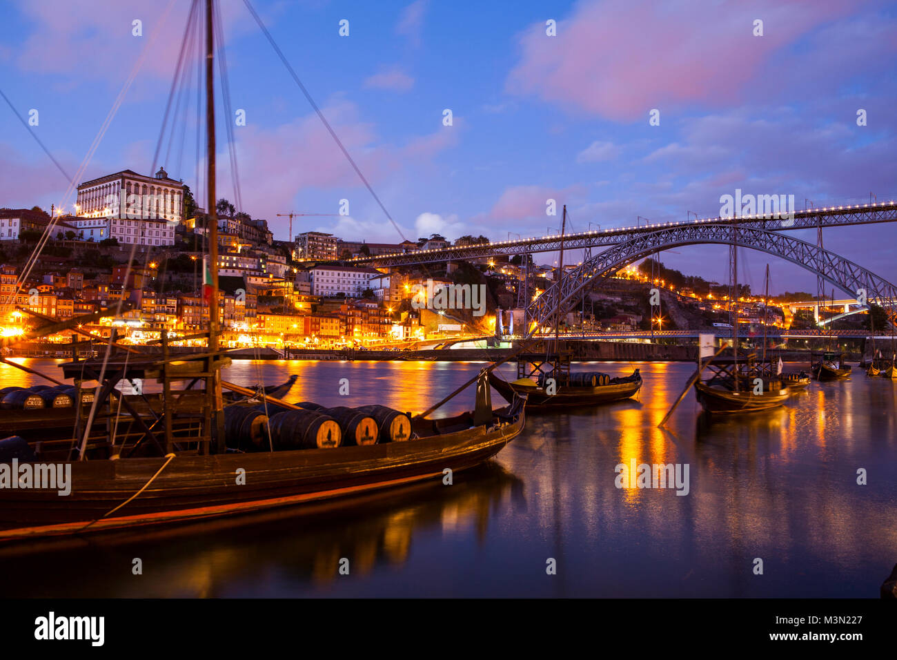 PORTO, PORTUGAL - 06, Oktober 2015: Panorama der Fluss Douro mit einem Vintage Port Transport der Boote in der Nacht. Stockfoto