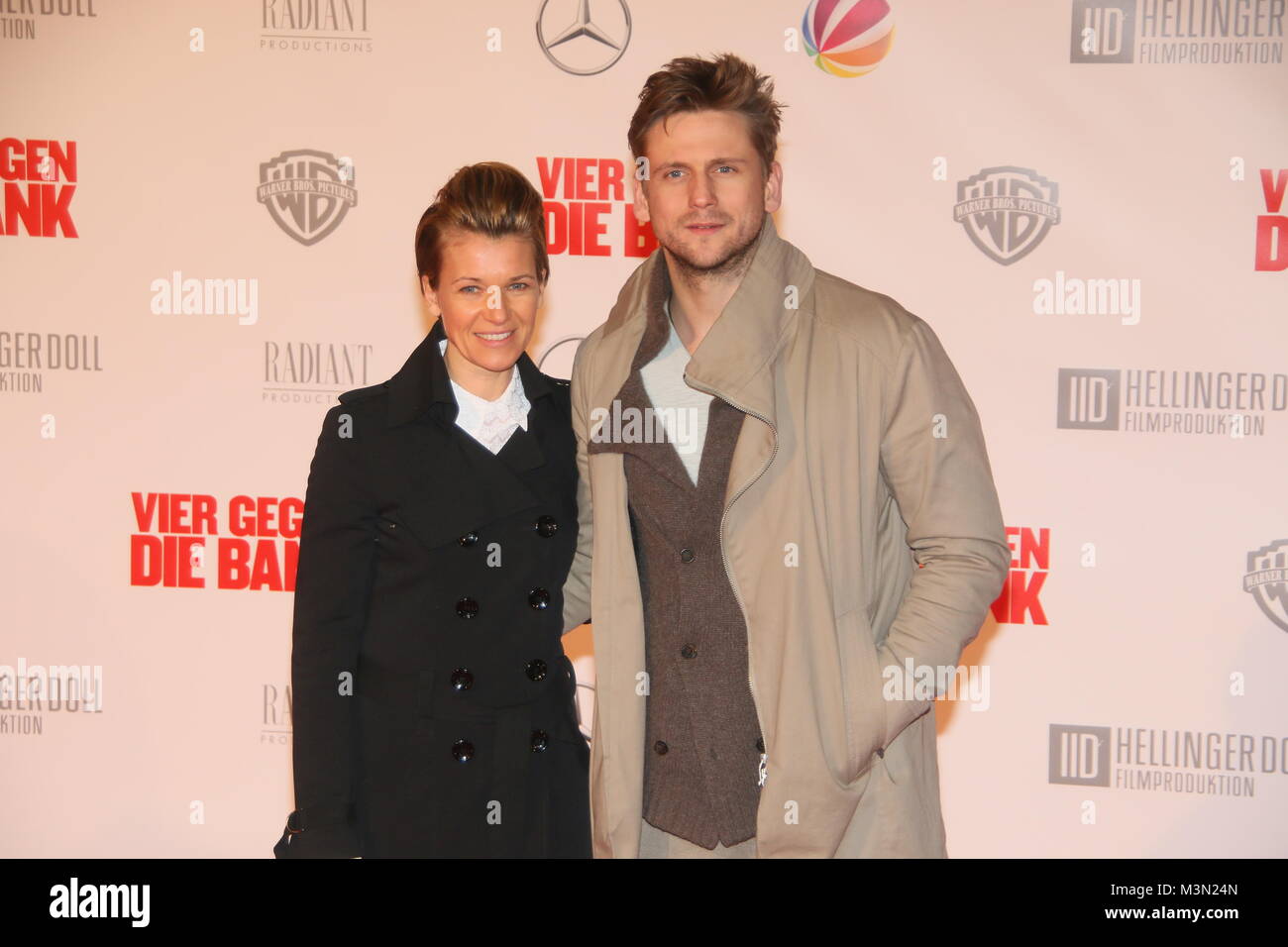 Weltpremiere des Films "Vier gegen die Bank" am 13.12.2016 im Sony Center in Berlin: Kerstin Landsmann; Steve Windolf Stockfoto