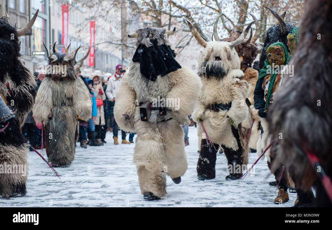 Hunderte von Krampuses sammeln jährlich rund um den Münchner Weihnachtsmarkt, mit Mitgliedern von ca. 25 Gruppen aus Bayern, Österreich und Südtirol. Stockfoto