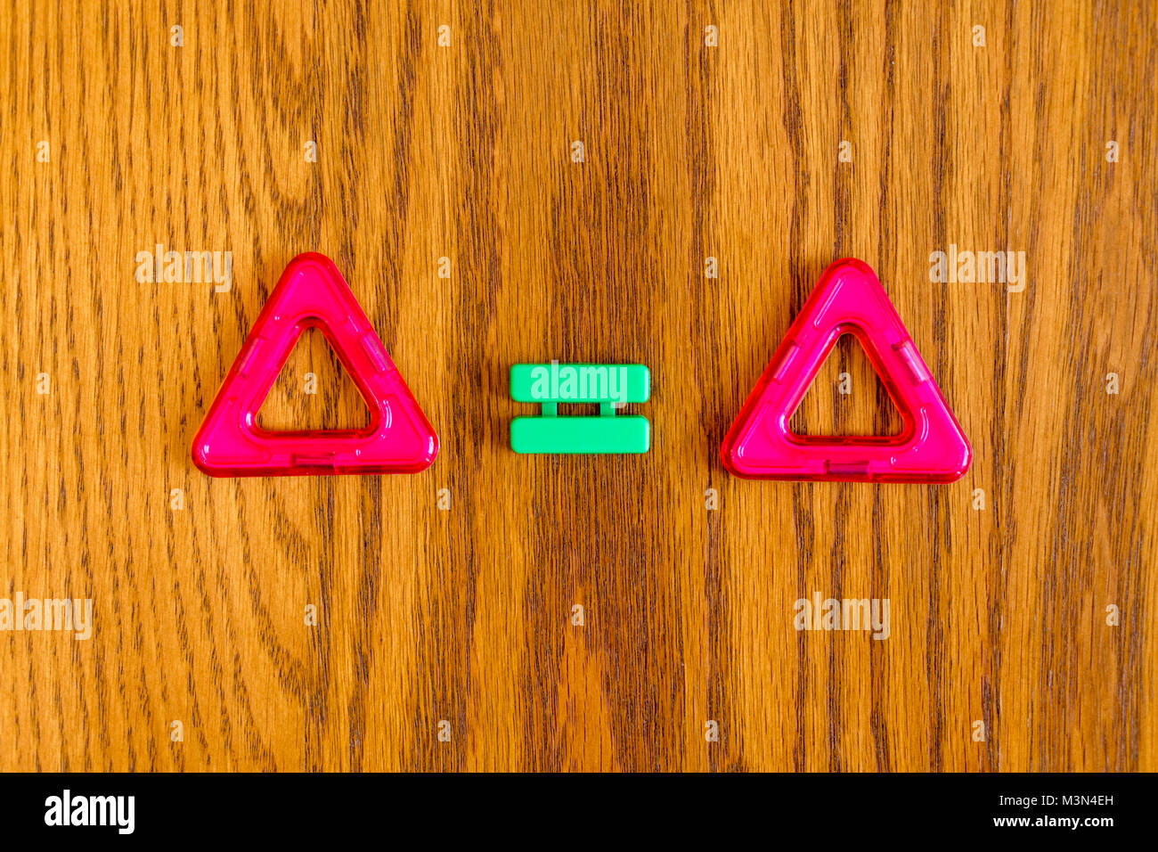  Zwei rote Dreiecke und das Gleichheitszeichen Stockfotografie - Alamy
