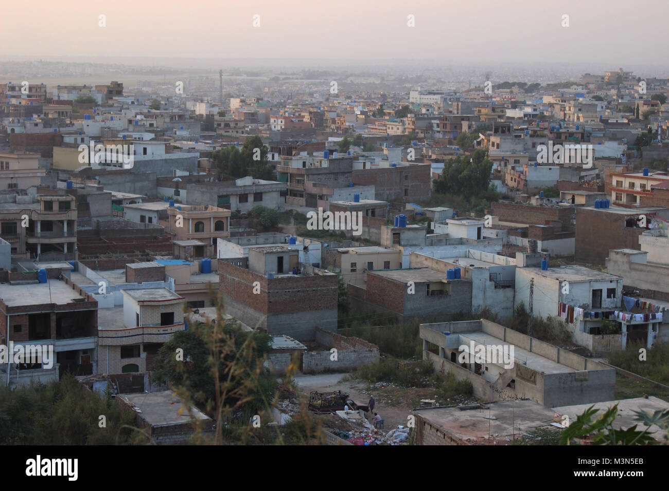 Abendlicher Blick von Askari 14 Während die Sonne untergeht, in Rawalpindi, Pakistan. Stockfoto
