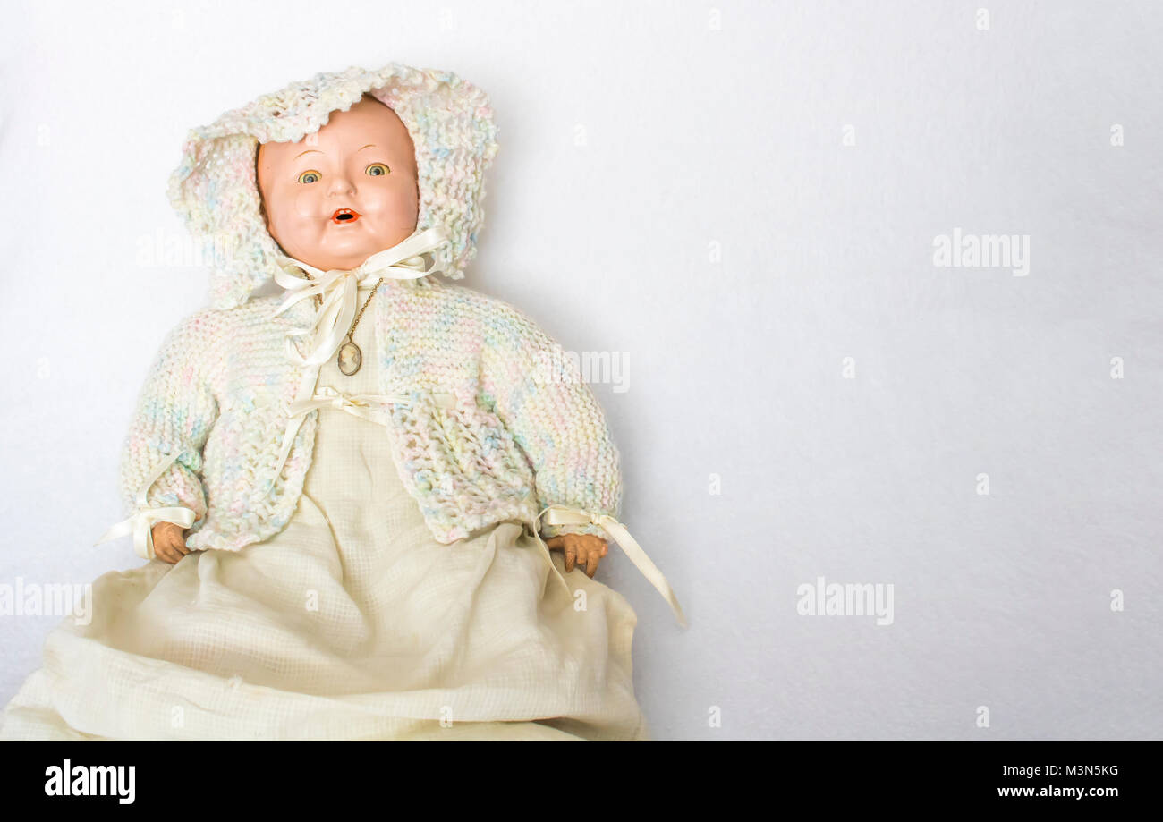 Antike Puppe mit der Hand Stricken Motorhaube und Pullover auf weißem Hintergrund Stockfoto