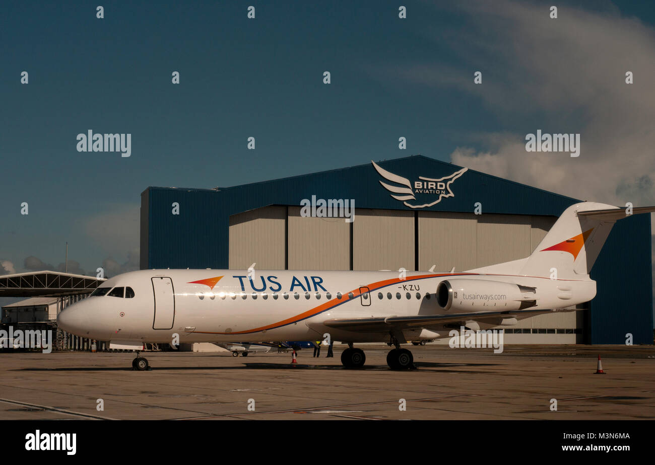 Ein TUS Air Fokker 100 am Flughafen Larnaka Stockfoto