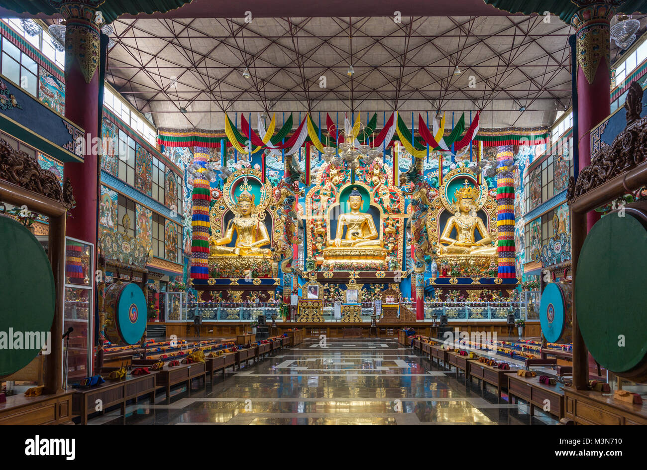 Coorg, Indien - Oktober 29, 2013: Inside Padmasambhava Vihara der Namdroling buddhistischen Kloster. Die goldenen Statuen von Guru Padmasambhava, Buddha und Bin Stockfoto