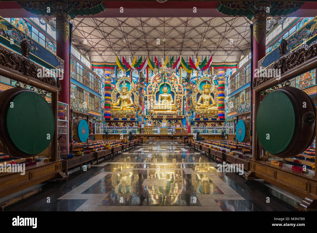 Coorg, Indien - Oktober 29, 2013: Inside Padmasambhava Vihara der Namdroling buddhistischen Kloster. Die goldenen Statuen von Guru Padmasambhava, Buddha und Bin Stockfoto