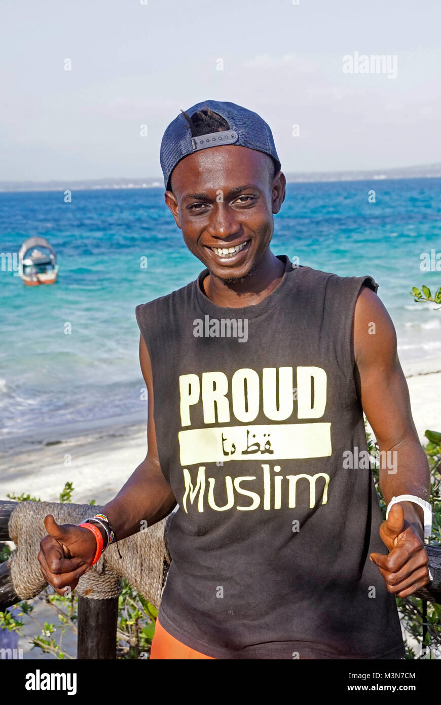 Junge muslimische Mann am Wasser in Sansibar. Stockfoto