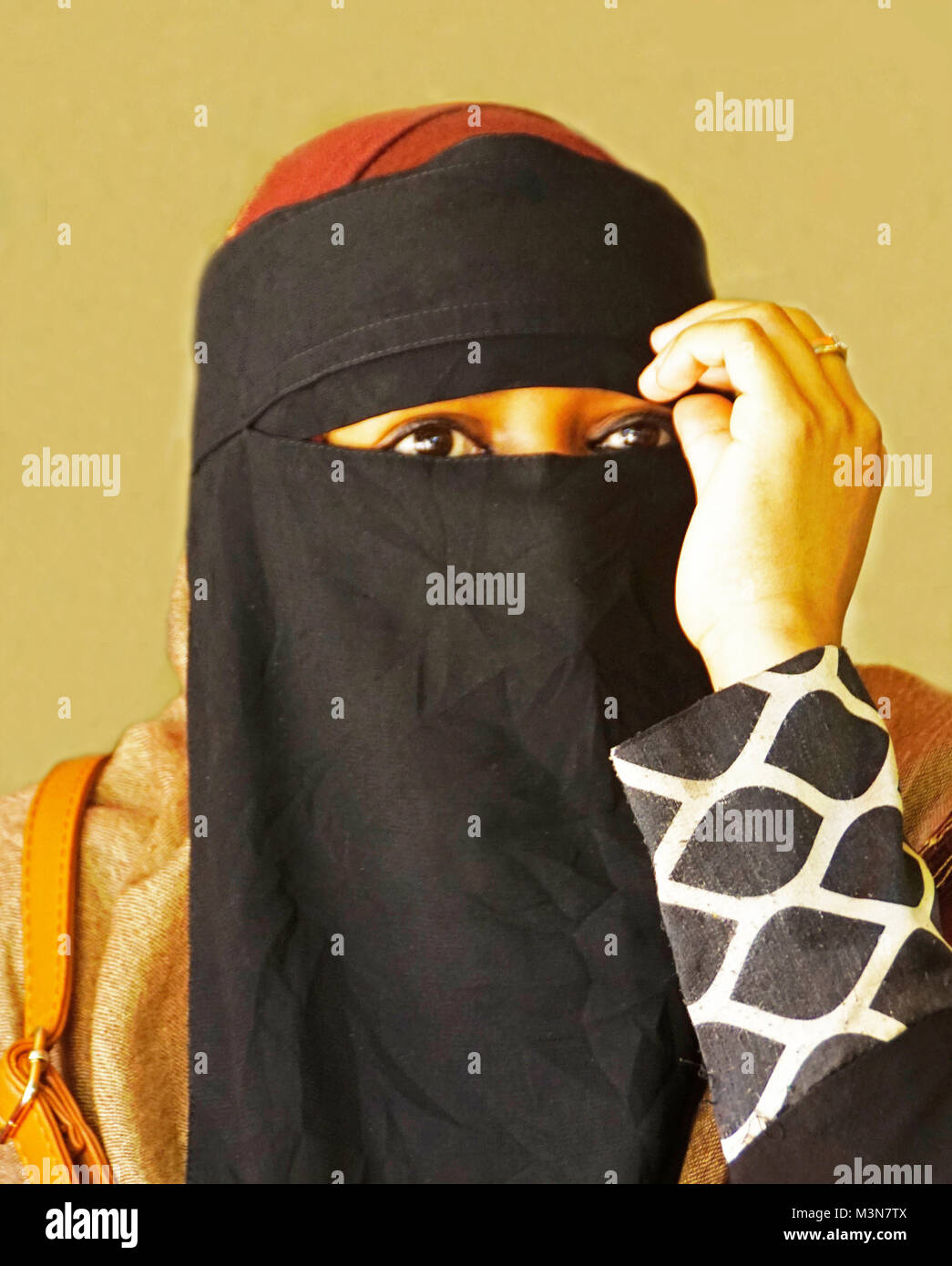 Modisch gekleideten muslimischen Frau Niqab tragen in der Sansibar Stone Town verheiratet. Stockfoto