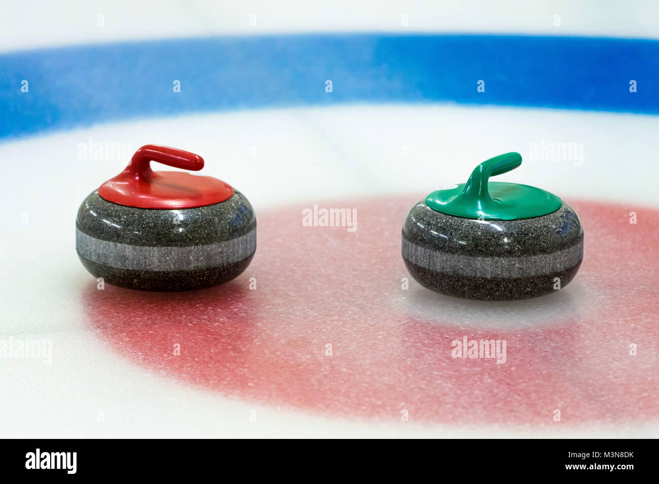 Curling Steine im Ziel auf dem Eis Stockfoto