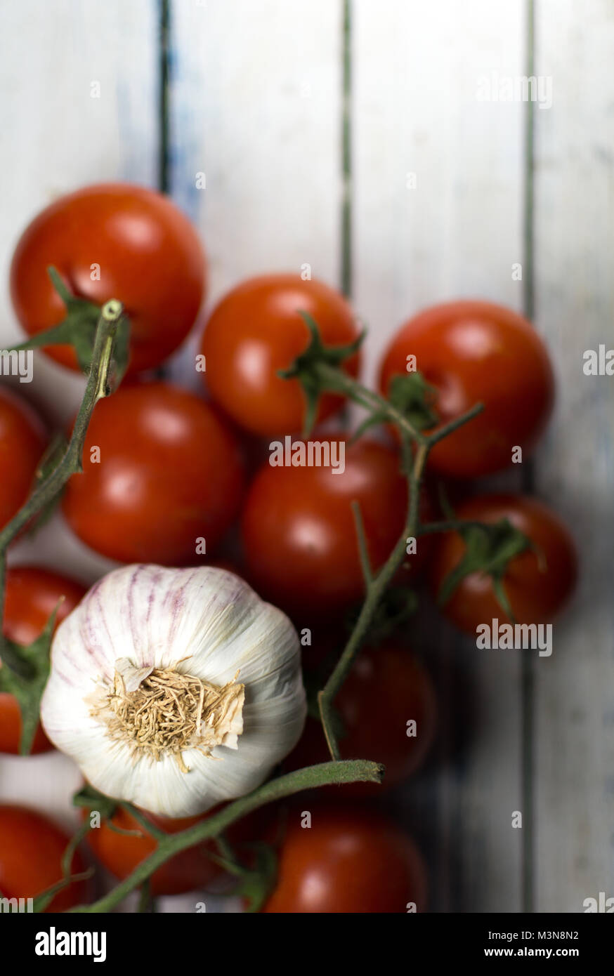 Knoblauch auf der Oberseite der Rebsorten, reife Tomaten Stockfoto