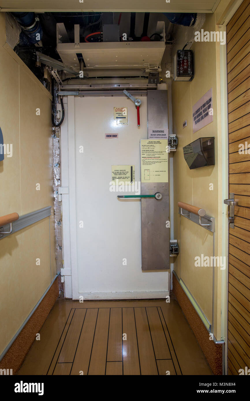 Watertight door -Fotos und -Bildmaterial in hoher Auflösung – Alamy
